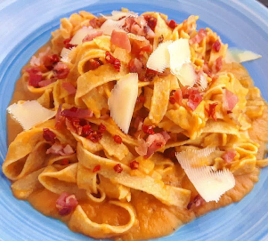 Tagliatelle con crema di zucca e caciocavallo, speck croccante