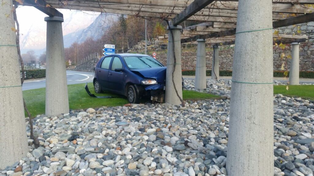 Auto si schianta contro il vigneto della rotonda di Bard: è lì da due giorni e nessuno la rimuove