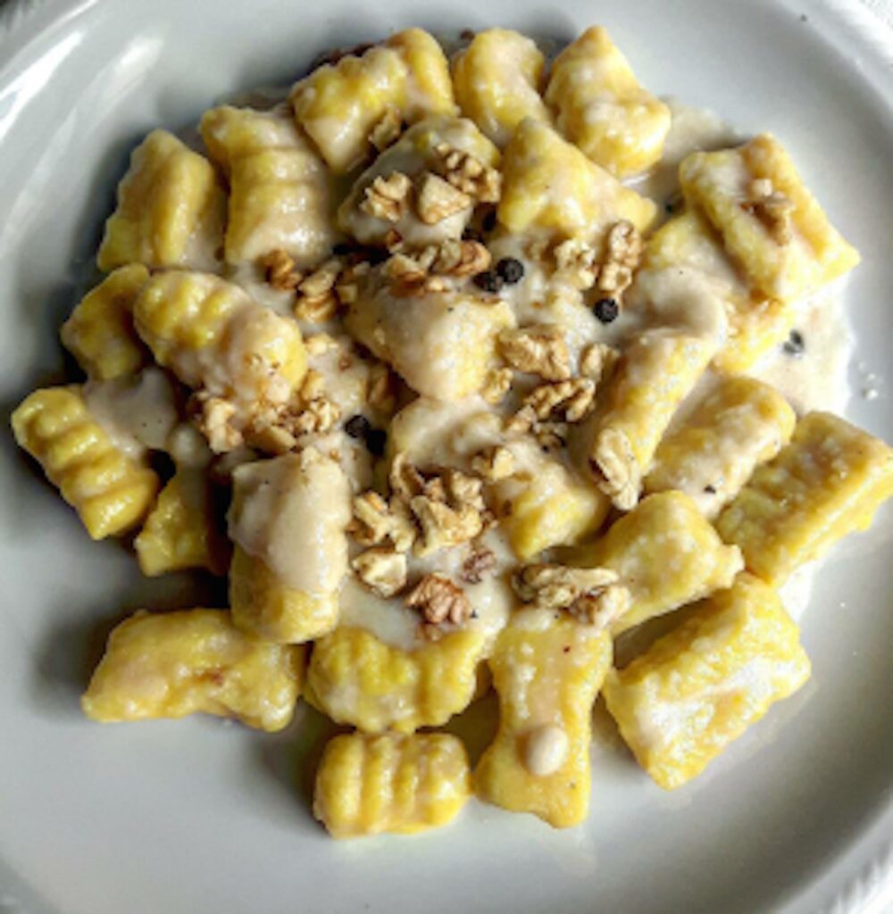 Gnocchi con salsa al pecorino, pepe nero e noci tritate