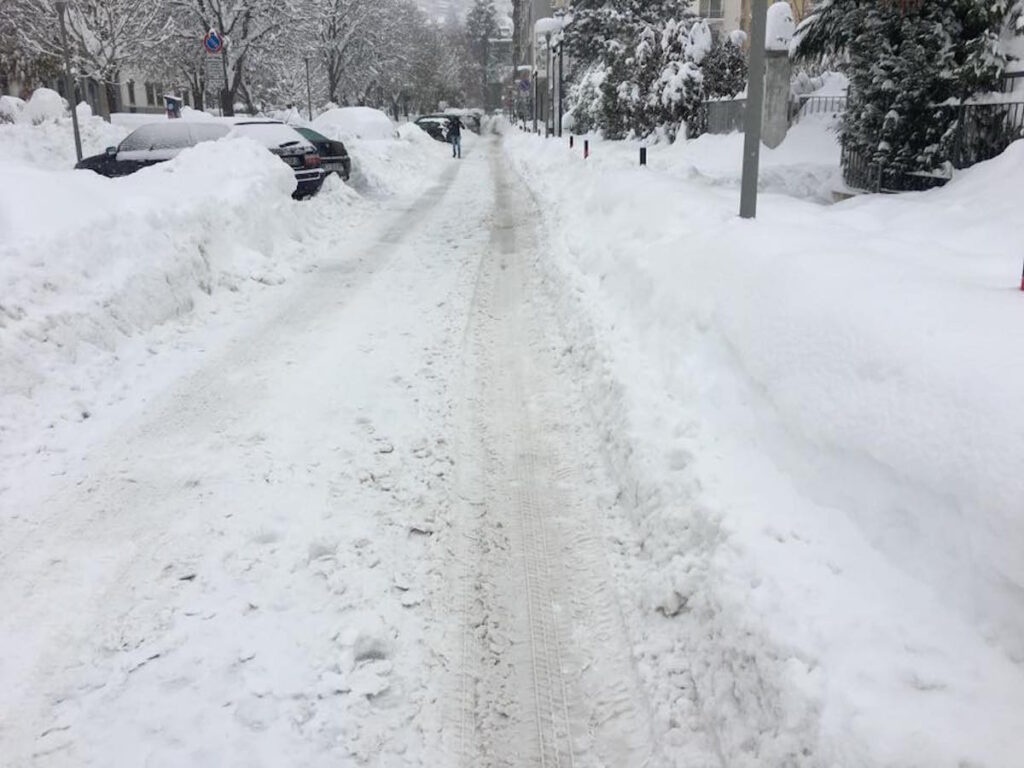 Neve e scuole aperte: la voglia di apparire i primi della classe è prevalsa sul buon senso