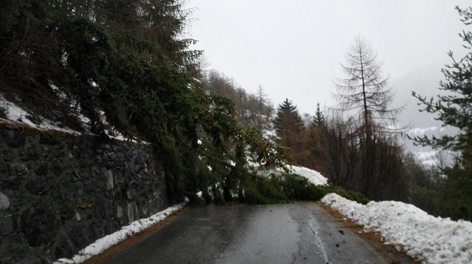 Pré-Saint-Didier, masso sulla Statale 26: nessun problema alla viabilità