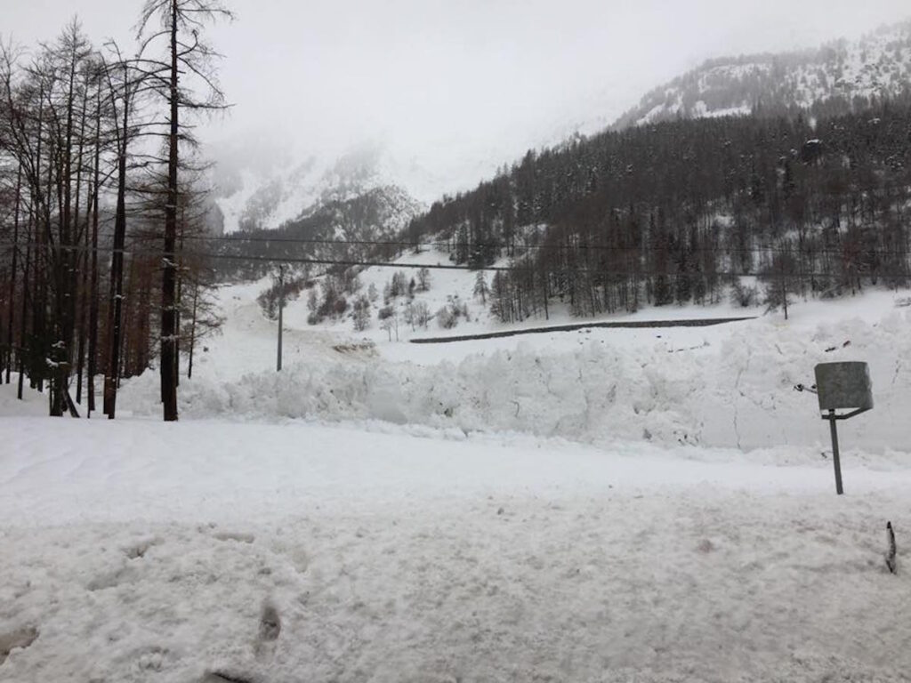 Bionaz momentaneamente isolato: una valanga ha bloccato la strada regionale 28