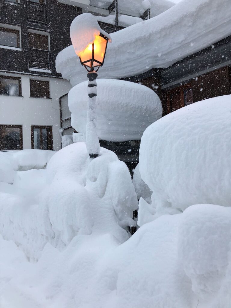 Dal 1° dicembre, a Cervinia caduti sei metri di neve: “non sappiamo più dove metterla”