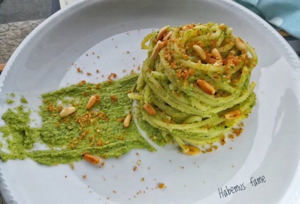 Spaghetti con pesto di broccoli e pinoli, con pangrattato tostato