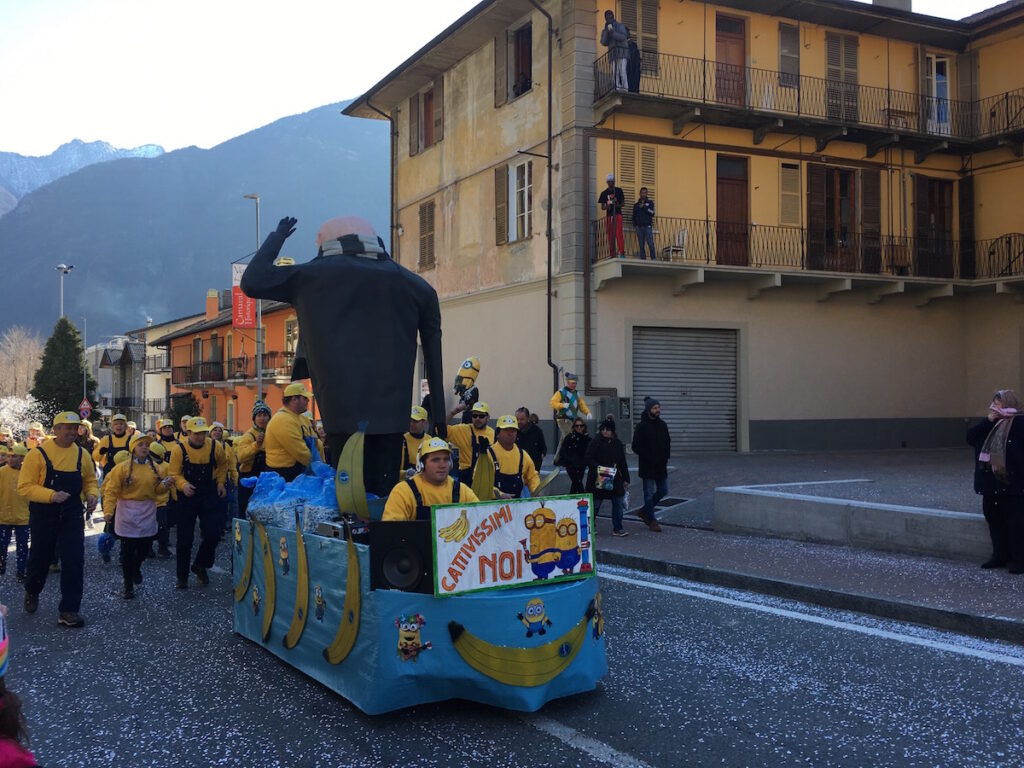 Verrès, gran corso di Gala “Maschere e Folklore delle Alpi” con la Châtelaine e il corteo storico