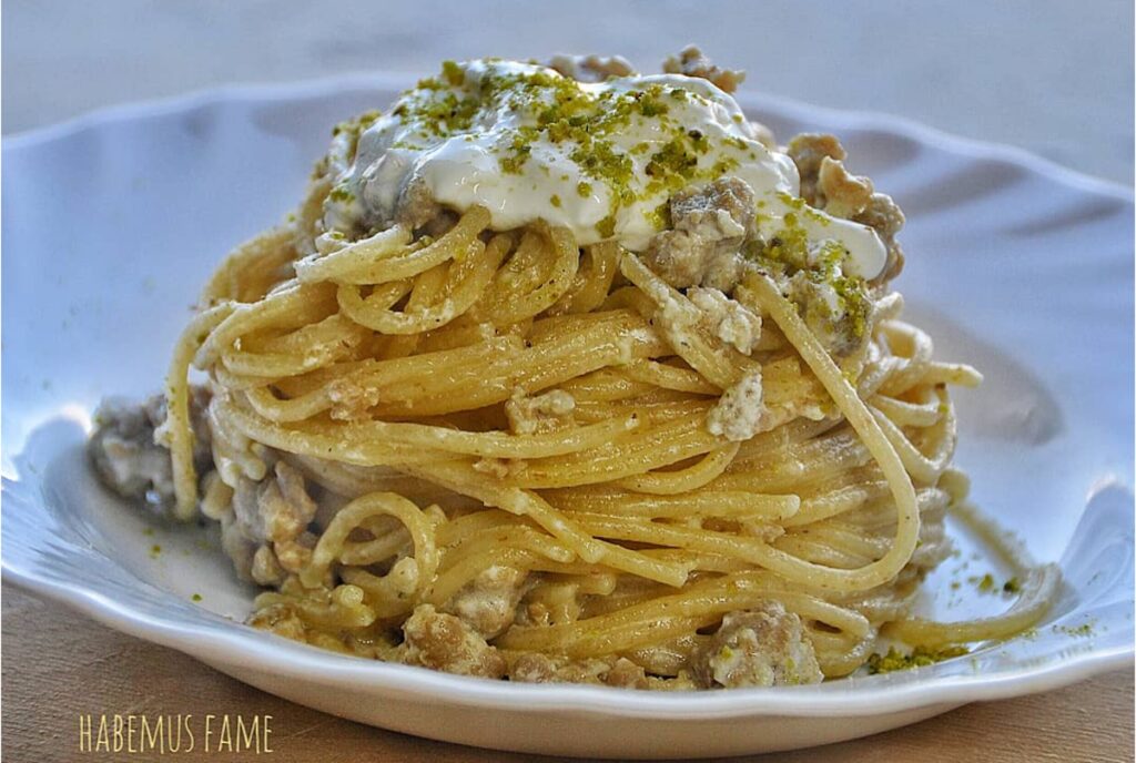 Spaghetti con salsiccia, stracciatella e pistacchi