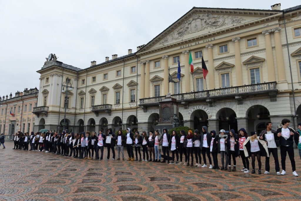 Premio La Donna dell’Anno, 60 studenti danno vita ad un flash mob