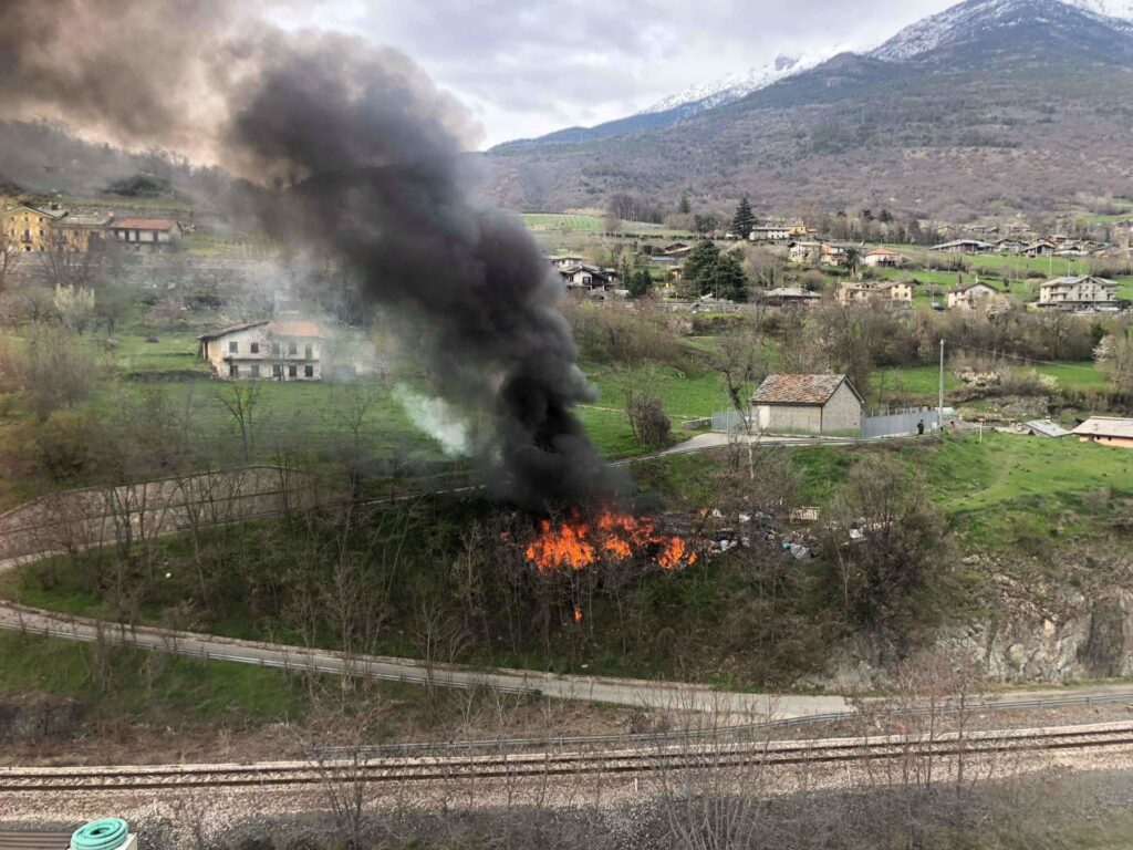 Fiamme, scoppi e bagliori: paura a Saint-Christophe. Bruciano rifiuti e oggetti