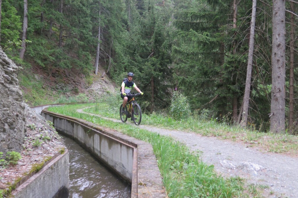 Valle del Gran San Bernardo, pedalando in MTB lungo il Ru Neuf