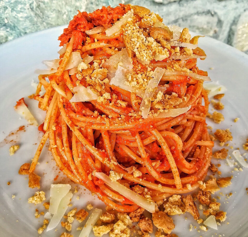 Spaghetti con pesto di pomodori secchi, pecorino e tarallo sbriciolato