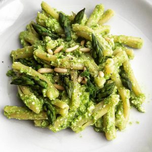 Casarecce con crema di asparagi, ricotta e pinoli tostati