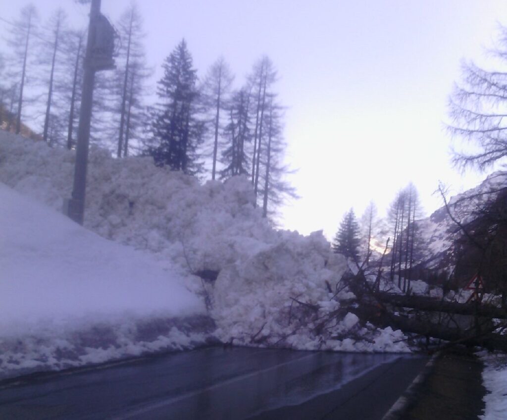 Valanga di Artalle: nessun coinvolto. In corso lo sgombero della neve dalla strada