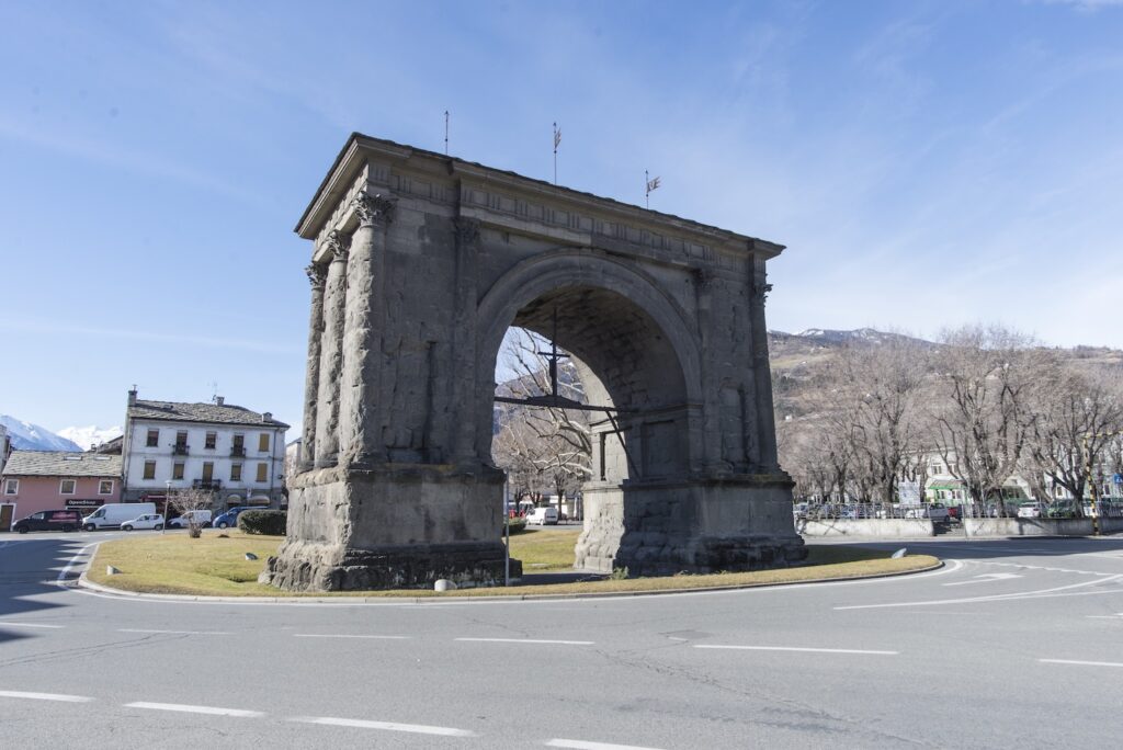 Arco di Augusto, la “semipedonalizzazione” divide. Spuntano due petizioni sulla viabilità