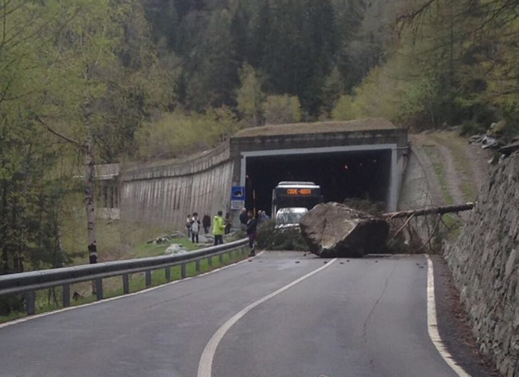 Cogne, strada regionale chiusa dopo la caduta di un masso