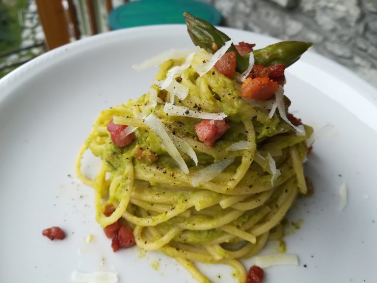 Spaghetti con asparagi, pancetta e pecorino