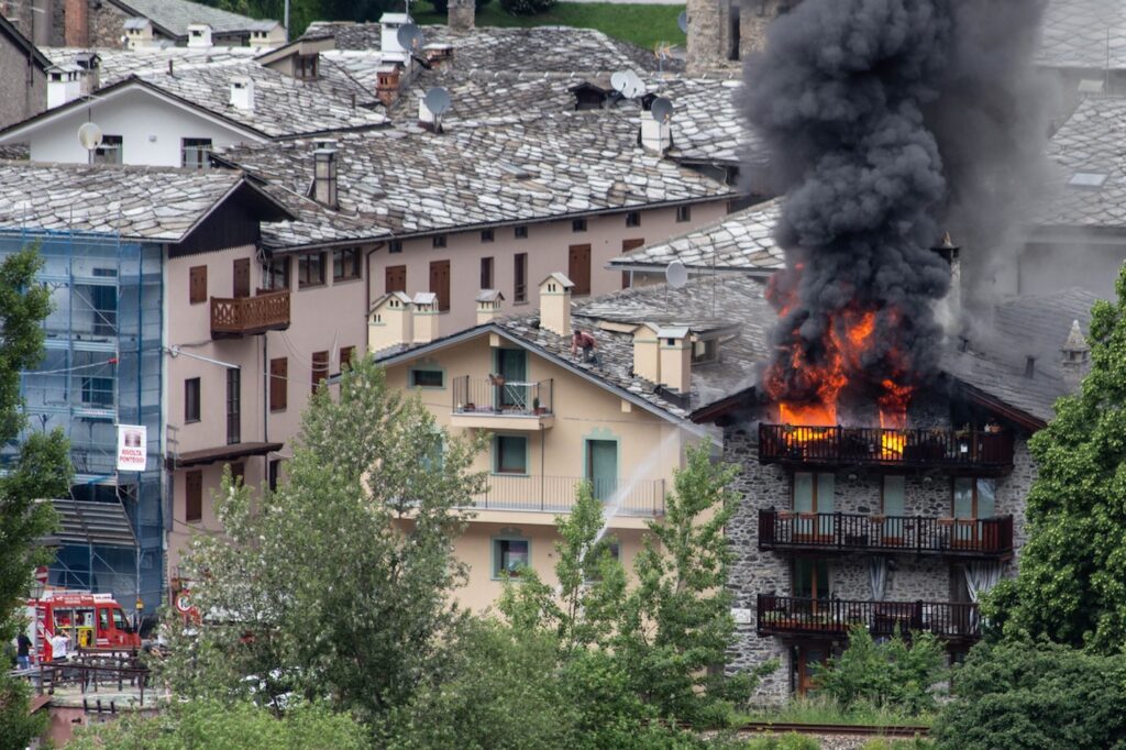 Casa in fiamme nel centro di Morgex: Vigili del fuoco in azione