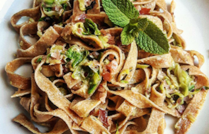 Tagliatelle al farro con zucchine, speck, menta e pecorino