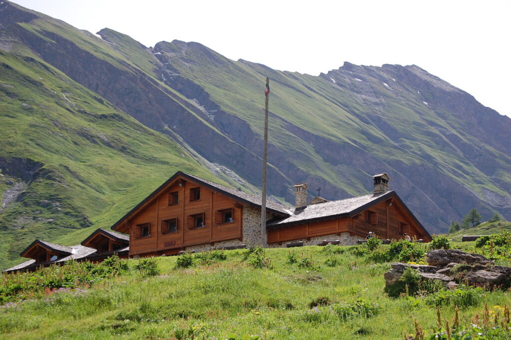 “Messi alla porta di sera dai gestori del rifugio”. La replica: “Sapevano che la struttura era piena