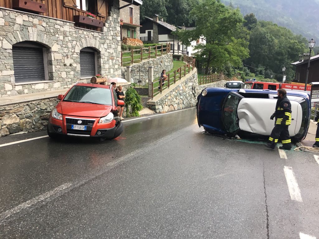 Antey, scontro in centro paese, auto si ribalta: due feriti