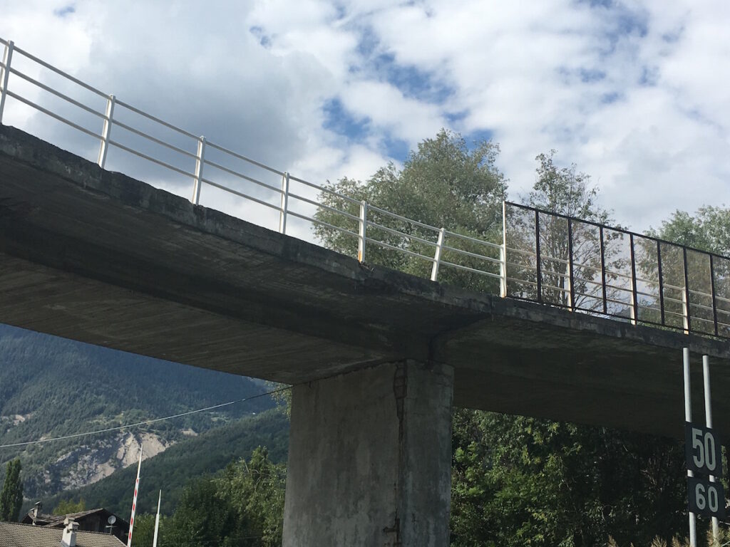 La Salle, chiusura del cavalcavia ferroviario sulla strada regionale