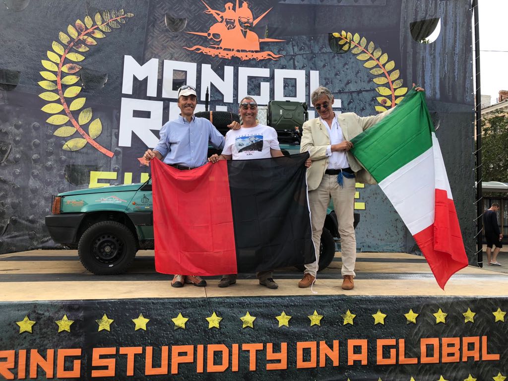 Paolo Peccoz all’arrivo del Mongol Rally con la bandiera della Valle d’Aosta