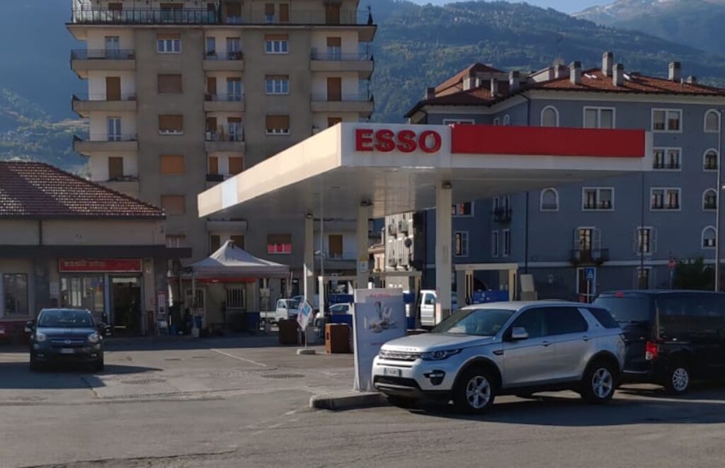 Stazione di servizio Brunello, un’“oasi di cura” per l’auto nel cuore di Aosta