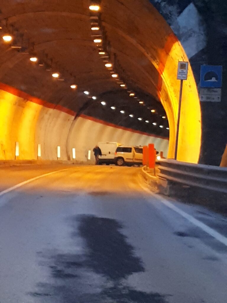 Incidente stradale ad Avise, code e rallentamenti sulla Statale