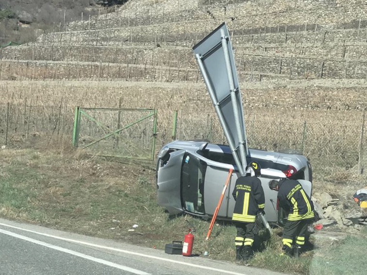 Saint-Pierre, perde il controllo dell’auto che si ribalta su un lato