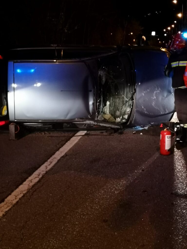 Incidente stradale a Chambave, un’auto finisce contro il guardrail e si ribalta