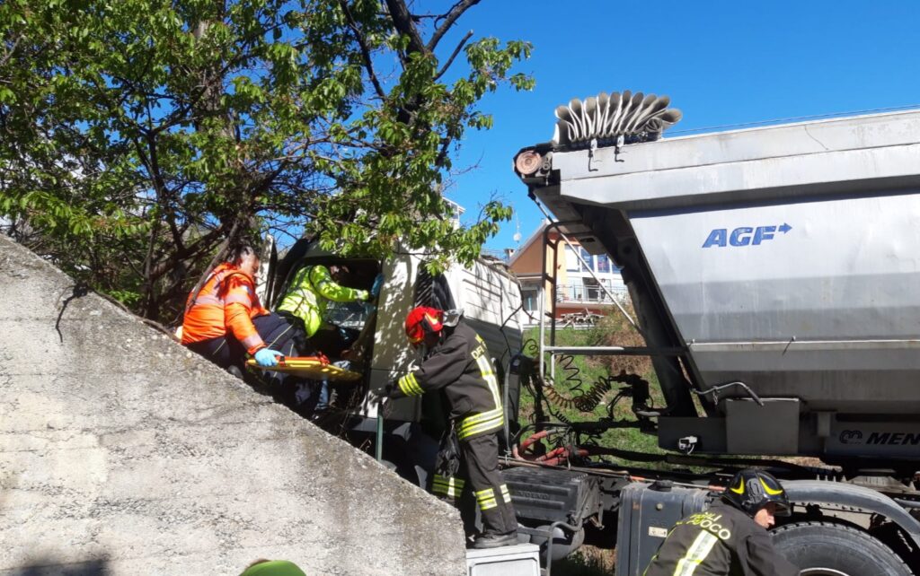 Aosta, camion va a sbattere contro un muro: autista ferito