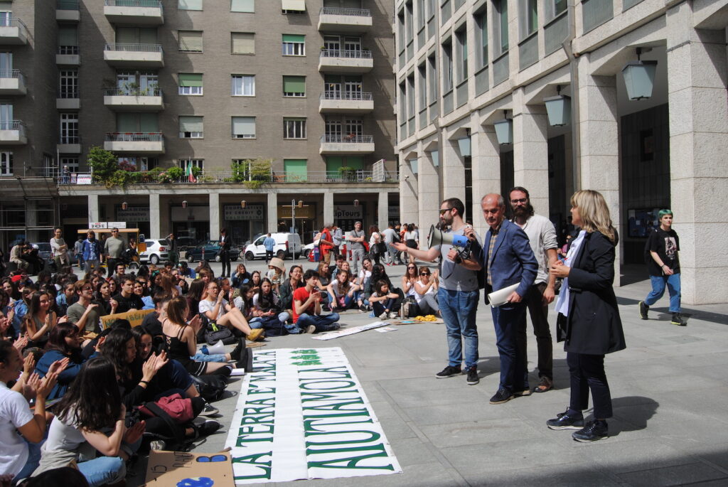 #FridaysForFuture, oltre 300 studenti manifestano ad Aosta