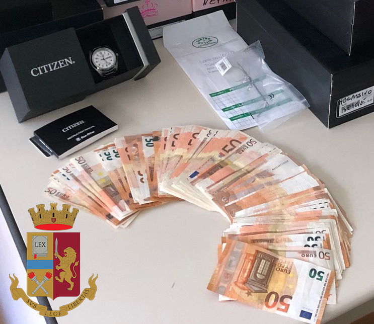 Ruba un Bancomat e prosciuga un conto: donna arrestata