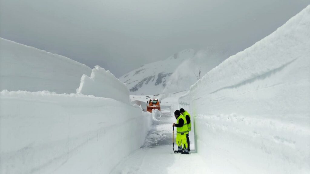 Colle piccolo San Bernardo, al lavoro per la riapertura. Neve fino a 7 metri