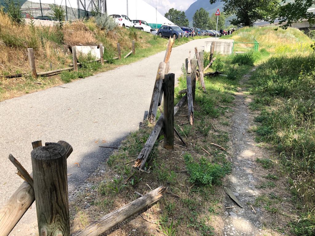 Aosta, atti di vandalismo sulla ciclabile