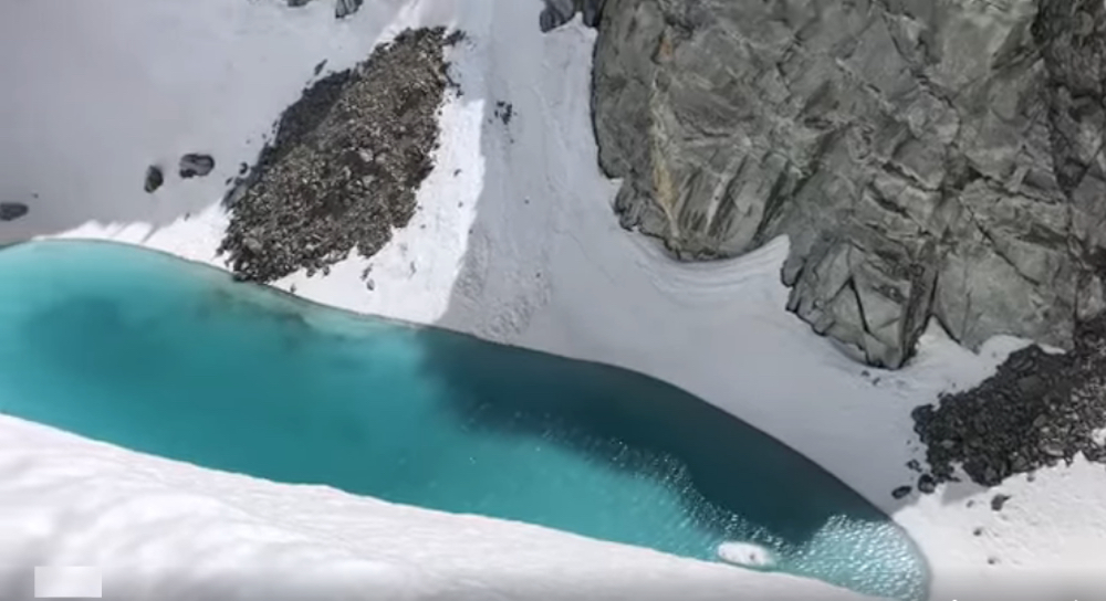 Con il caldo record le nevi si sciolgono e sul Bianco spunta un lago azzurro