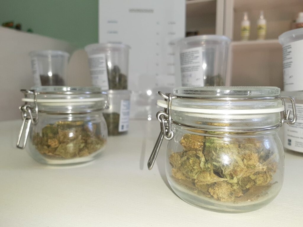 L’Avcu chiede alle farmacie di attrezzarsi per fornire la cannabis terapeutica