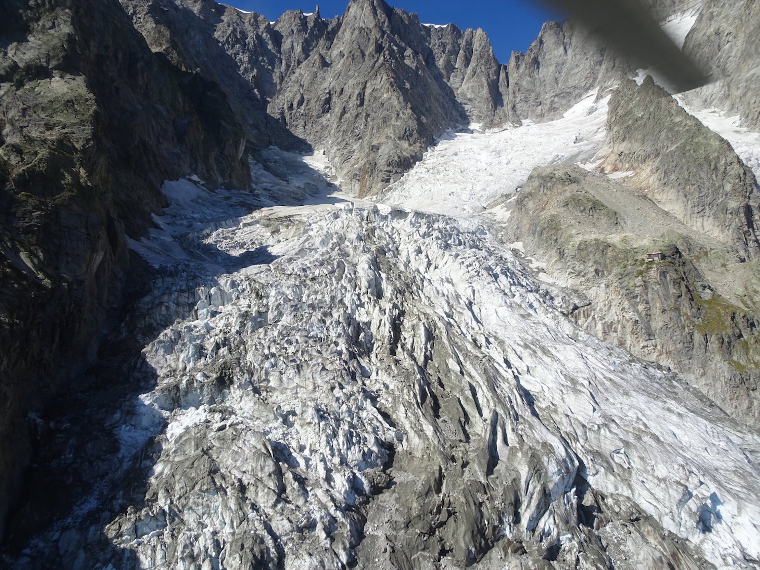 Ghiacciaio alpino con area di frana, barriere protettive e zone interdette a Courmayeur