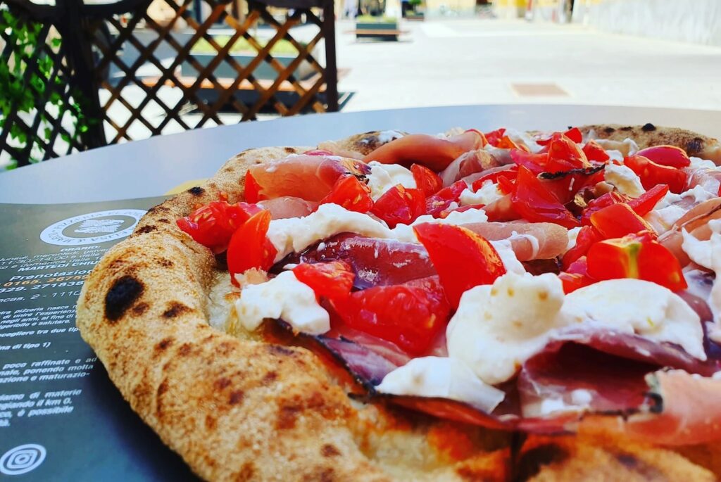 Lievito madre e farina di tipo 1 e tanta fantasia, per la pizza ad Aosta scegli Pizzeria El Dorado