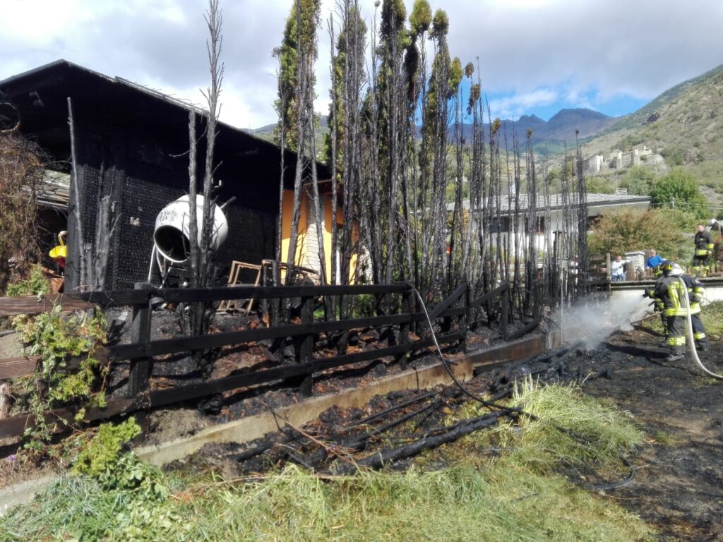 Quart, incendio distrugge il gazebo di una casa