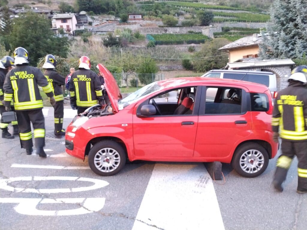 Auto ribaltata a Sarre: tre feriti in ospedale