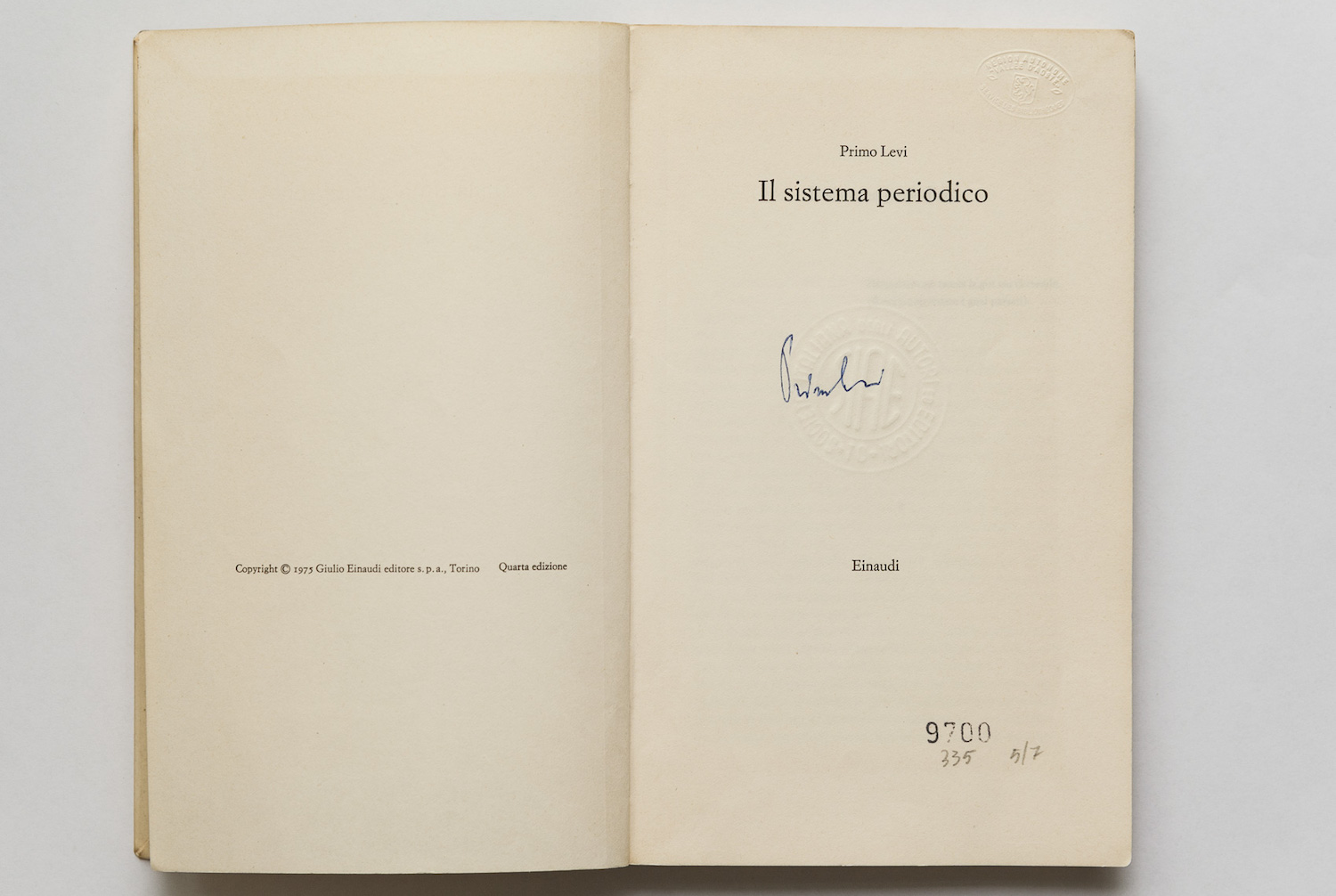 La copia de Il sistema periodico autografata da Primo Levi