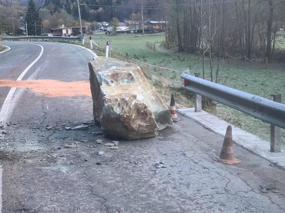 Cervinia, un masso è caduto sulla strada regionale