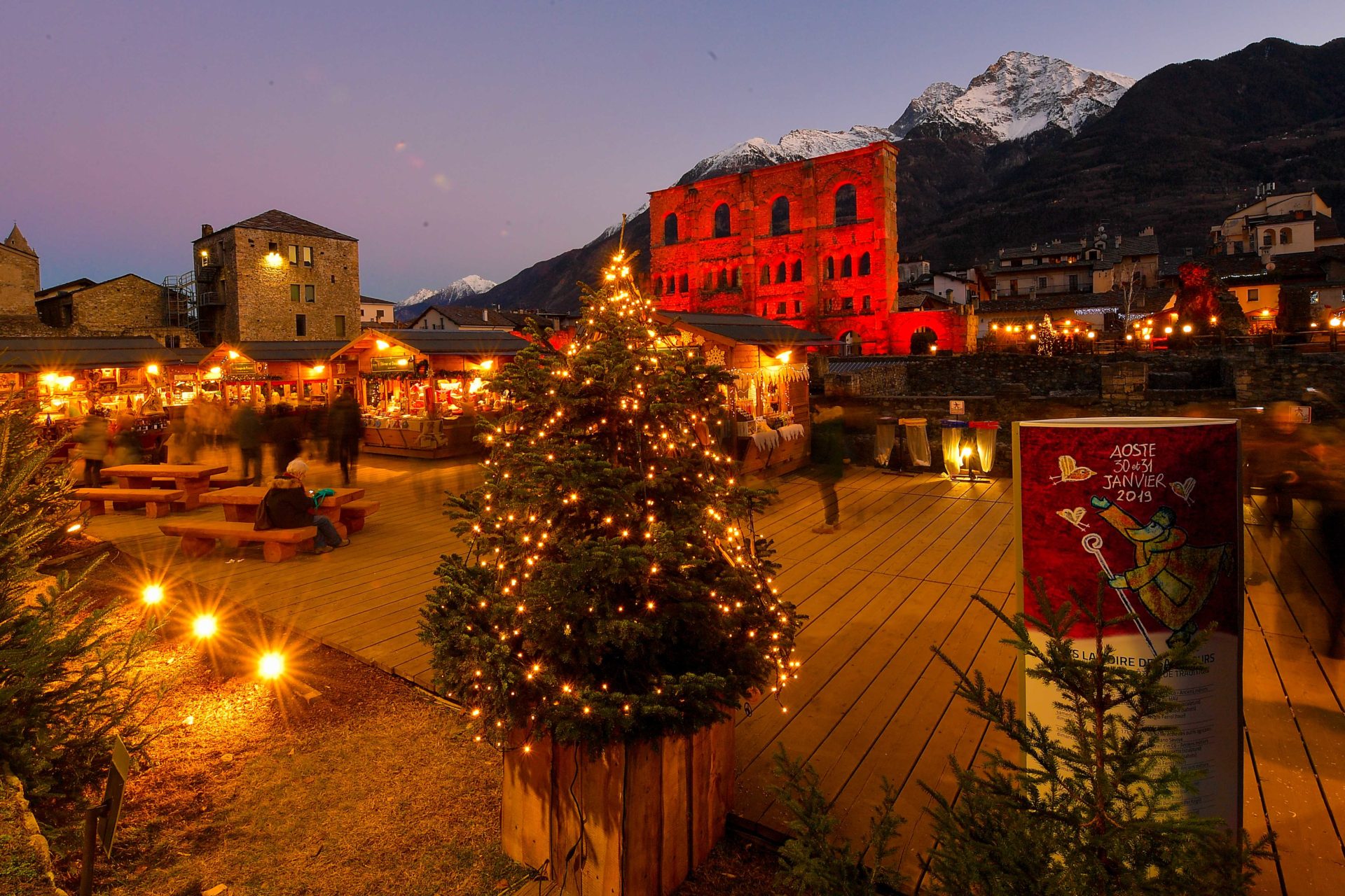 Mercatini Di Natale Aosta.Marche Vert Noel Natale In Piazza E Noel Pour Les Enfants Aosta Si Veste A Festa Aostasera