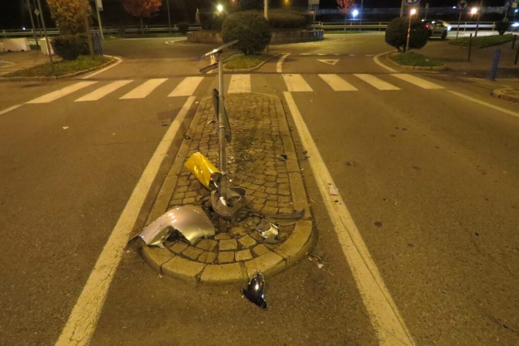 Folle corsa in auto centrando segnali e vetture: 38enne denunciato