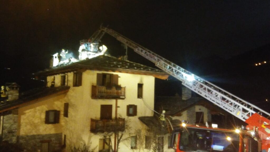 Saint-Pierre, a fuoco il tetto di una casa