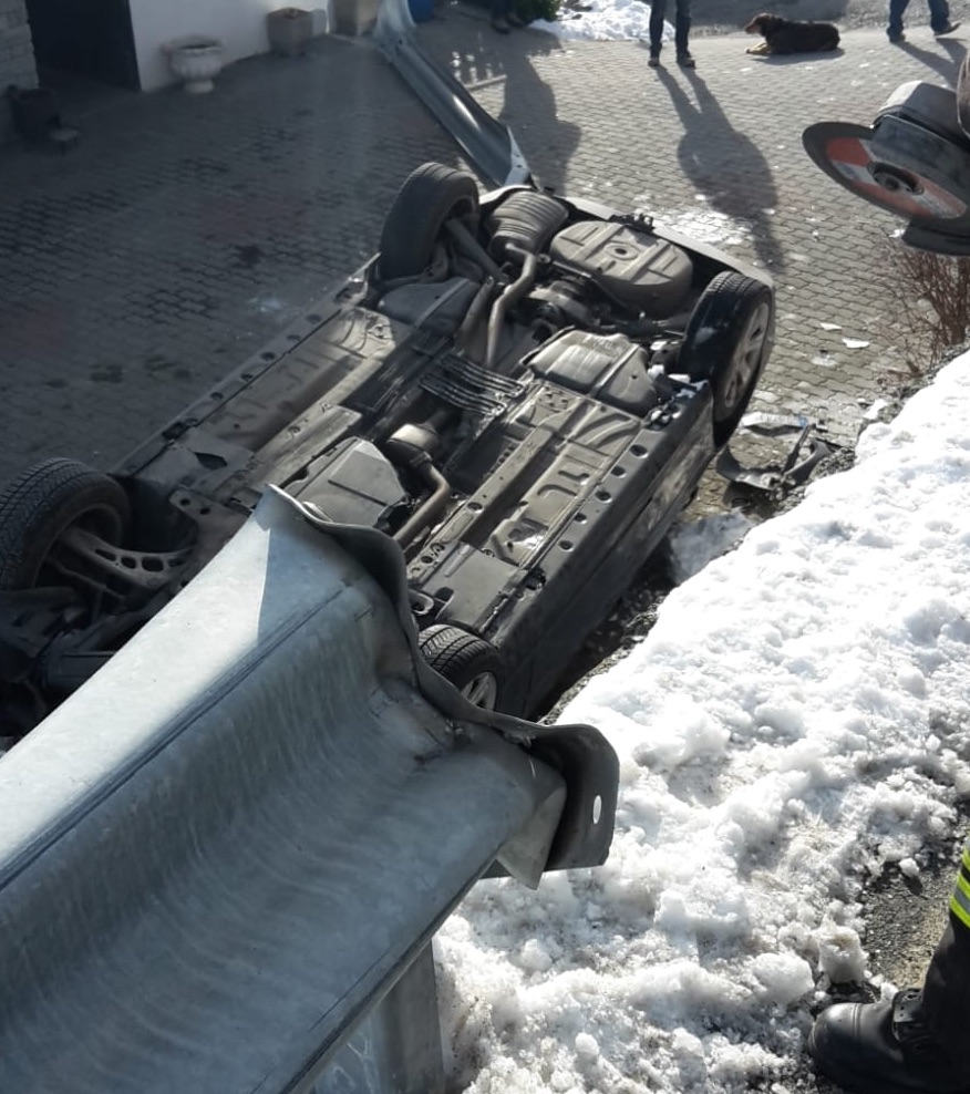 Torgnon, auto esce di strada e si ribalta: tre feriti