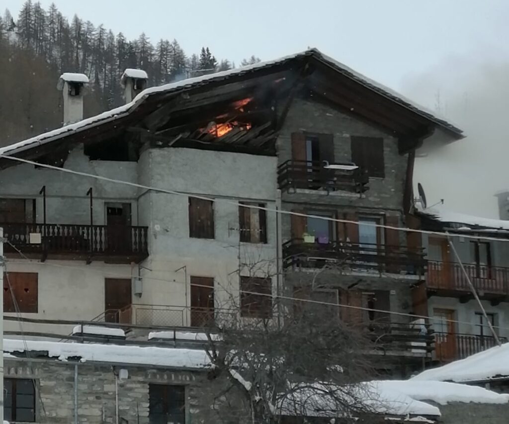 La Salle, incendio al tetto di un’abitazione