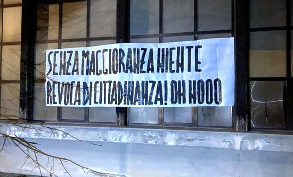 Mancata revoca della cittadinanza a Mussolini, spunta uno striscione