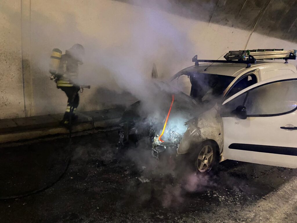 Saint-Christophe, a fuoco un mezzo nella galleria di Sorreley