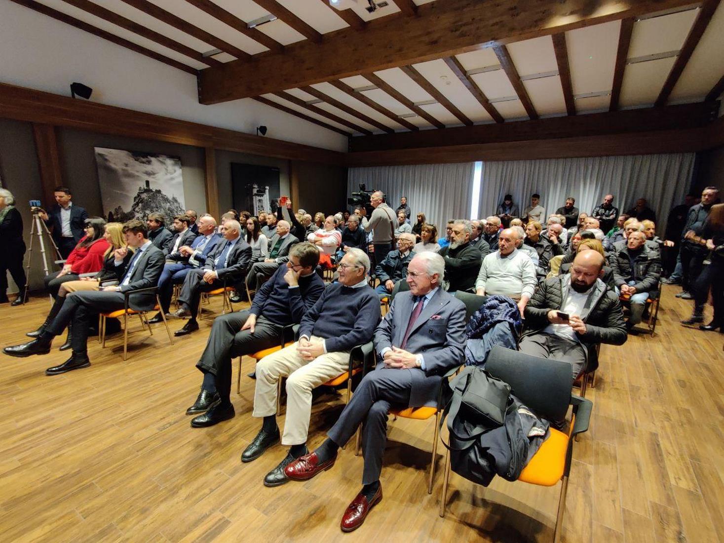 il pubblico allincontro di Forza Italia